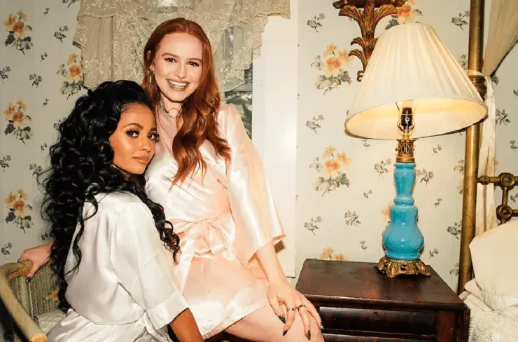 Madelaine Petsch y Vanessa Morgan