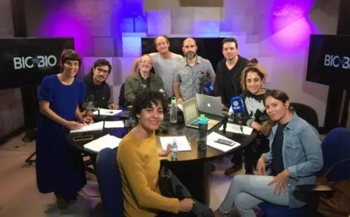 Elisa Zulueta y el elenco de la obra de radioteatro