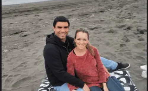 Carla Zunino en Pichilemu, junto a Sebastián Donoso.