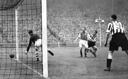 La imagen de Jorge “George” Robledo anotando el gol del triunfo del Newcastle ante Arsenal en la final de la FA Cup de 1952. Lennon la hizo dibujo cuando niño y 22 años después la hizo portada de uno de sus discos. Foto: Archivo
