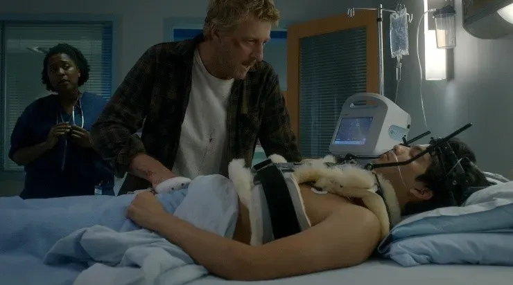 Johnny desesperado por el estado en que está Miguel, en “Cobra Kai”.