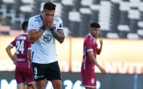 Colo Colo no encuentra la solución: sus delanteros no hacen goles, la defensa se pierde por completo y el descenso está cada vez más cerca. Foto: Agencia Uno