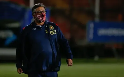 Ronald Fuentes se gana el cariño de sus dirigidos en Unión Española. Foto: Agencia Uno