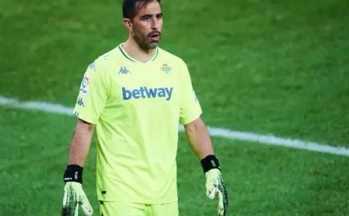 Claudio Bravo estaba casi recuperado pero no alcanzó a entrar en la citación de este duelo. (Foto: Getty)