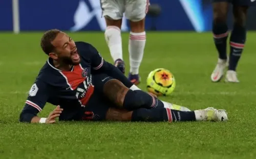 Neymar sufrió una aparente torcedura de tobillo en el choque entre PSG y Lyon.