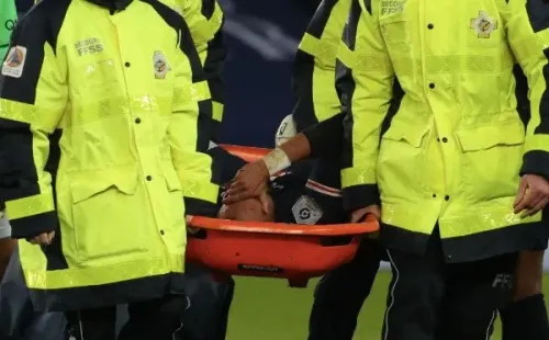 Neymar dejó la cancha a los 90+6 entre lágrimas.