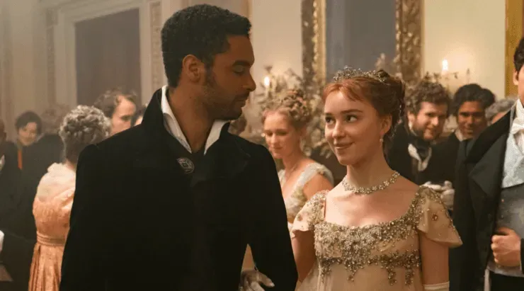 Regé-Jean Page yPhoebeDynevor en una escena de “Bridgerton”, la nueva serie de la creador de “Grey’s Anatomy” para Netflix.