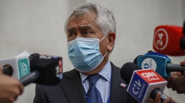 El ministro de Salud, Enrique Paris, no descarta vacunar celebridades como Don Francisco.