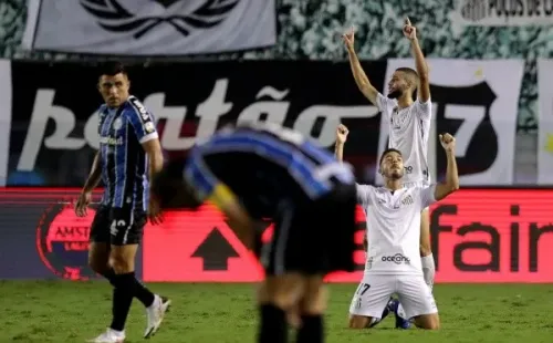 César Pinares ingresó en el complemento pero no pudo levantar al Gremio. Foto: Getty Images