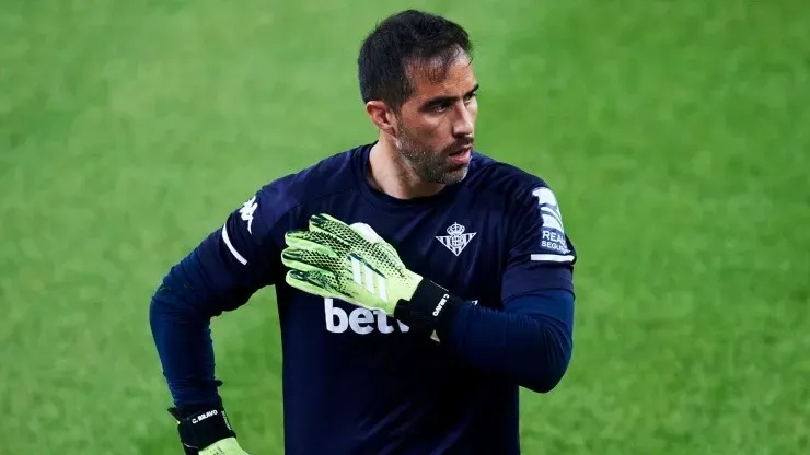 Claudio Bravo se lesiona