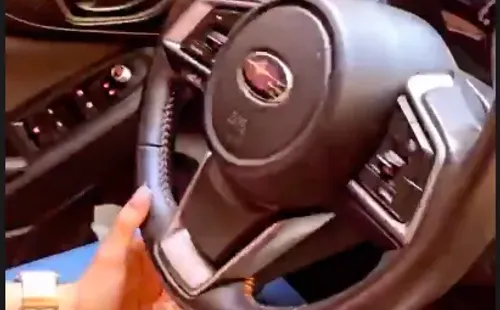 La polola de Nano Calderón, Rebeca Naranjo, al volante.