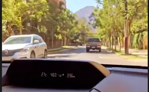 Faltando 4 minutos para las 16:00 horas de este miércoles, Nano Calderón ya andaba libre por las calles de Santiago junto a su polola, Rebeca Naranjo.