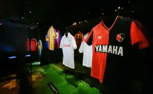 La camiseta que usó Maradona en Newells, la misma con la que lo homenajeó Lionel Messi