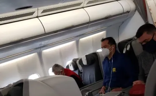 Reinaldo Rueda en el avión rumbo a Colombia.
