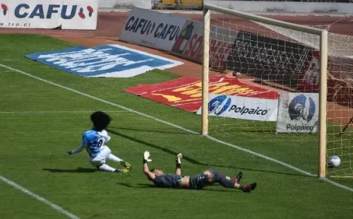 Mauricio Viana se equivocó de forma increíble y regaló el 1-0 para Deportes Antofagasta. Foto: Agencia Uno