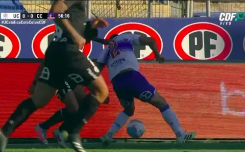 El zaguero cruzado trabó su rodilla cayendo al suelo con gran dolor.