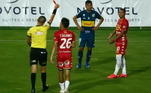 Everton no pudo en su último encuentro ante Unión Española a pesar de tener dos elementos más por buena parte del encuetro. Foto: Agencia Uno.