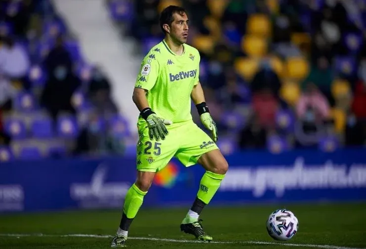 Claudio Bravo no pudo estar presente en el último duelo del Real Betis. (Foto: Getty Images)