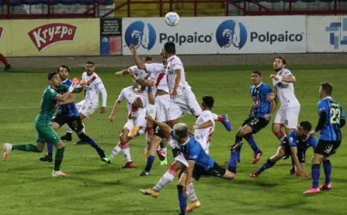 El plantel de Curicó Unido que viajó a enfrentar a Huachipato es parte de los 28 que se van a cuarentena tras la investigación de la seremi de salud. Foto: Agencia Uno