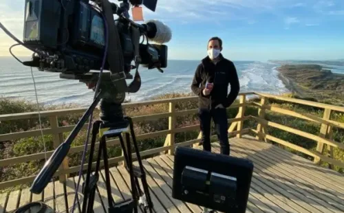 Daniel Matamala cubriendo el eclipse la semana pasada para CNN Chile, en Puerto Saavedra.