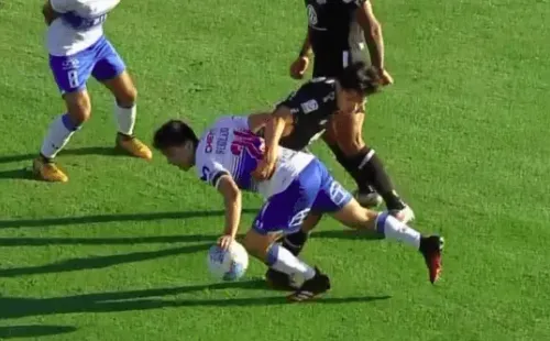 Catuto Rebolledo tocó la pelota con su mano izquierda, pero el árbitro ni el VAR lo alertaron. Foto: CDF