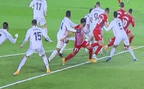 El polémico penal que no le cobraron al Granada ante el Real Madrid.