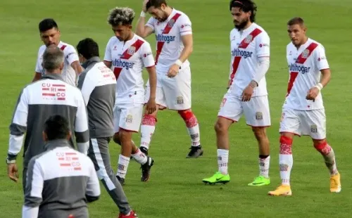 La Seremi acusó que Curicó Unido tuvo un brote por jugadores que se juntaron a comer una pizza y un almuerzo. Foto: Agencia Uno