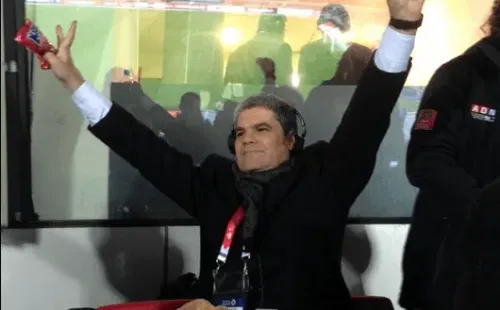 Juan Cristóbal Guarello tiene otra anécdota con emparedados: su sánguche de protesta contra el monopolio de la comida en los estadios chilenos.