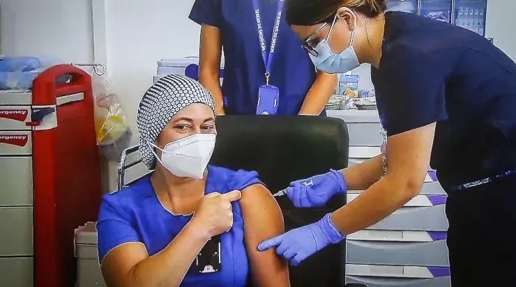 Zulema Riquelme, la primera inoculada con la vacuna PfeizerBioNTech, en el momento que presenció Amaro Goméz-Pablos.
