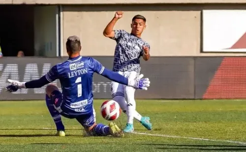 Ante la demora en el estreno de su nueva camiseta, Colo Colo debió usar una que en nada respeta sus tradicionales colores. Foto: Guille Salazar, RedGol.
