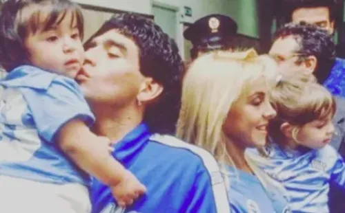 Diego Maradona junto a sus hijas, Dalma y Gianinna, en su época en Italia. Foto: Instagram