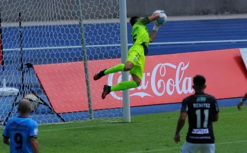 Sebastián Pérez evitó los goles de Palestino en la primera mitad. Foto: Agencia Uno