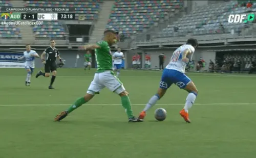 Fernández tocó y bajó a Puch en el área.