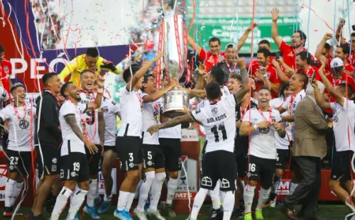 Colo Colo gritó campeón en enero y ahora, en diciembre, pelea por no irse a la B. Foto: Agencia Uno
