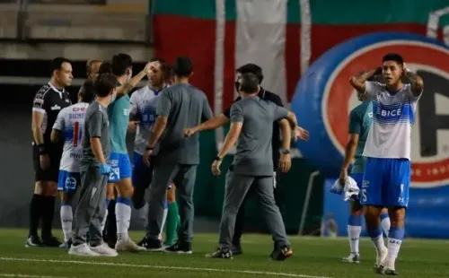 Ángelo Hermosilla dejó la escoba en el partido entre Audax Italiano y Universidad Católica. Foto: Agencia Uno