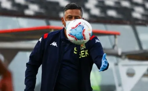 Ronald Fuentes seguirá en la banca de Unión Española por todo el 2021. Foto: Agencia Uno