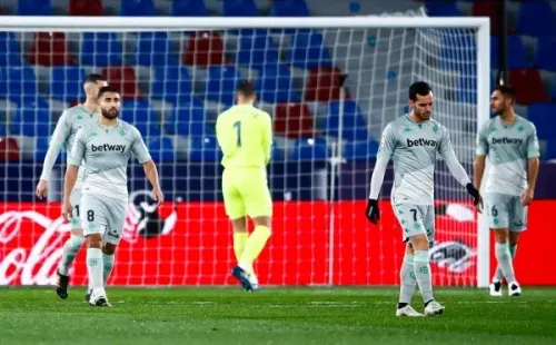 La defensa del Betis sigue sin afirmarse cuando no está Claudio Bravo. Foto: Getty Images