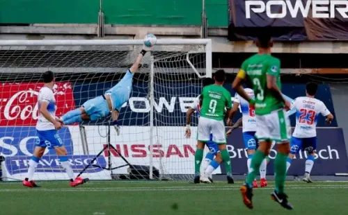 Matías Dituro ha sido una de las figuras del Campeonato Nacional, transformando en un muro el arco de Universidad Católica. Foto: Agencia Uno