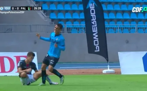 El momento en que Guillermo Soto dobló su tobillo tras caer noqueado. Foto: CDF