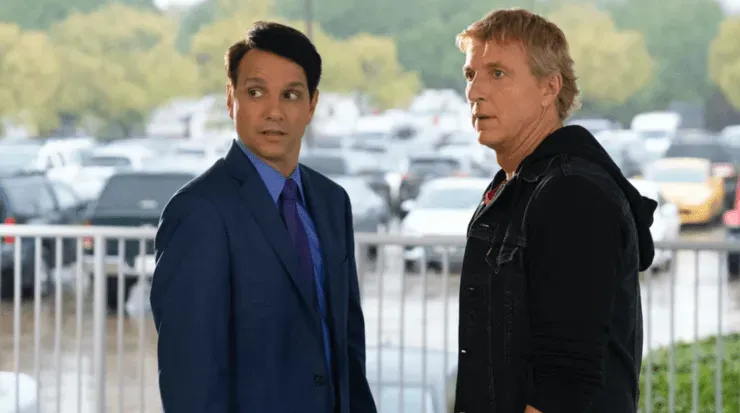 Ralph Macchio como Daniel LaRusso y William Zabka como Johnny Lawrence, en Cobra Kai.