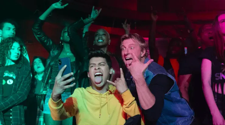 Miguel (Xolo Maridueña) y el sensei Johnny (William Zabka) en una escena crucial de la tercera temporada de Cobra Kai.