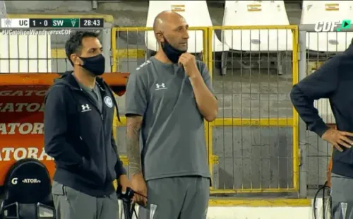 Juan Manuel Esparis, ayudante de Ariel Holan, con el radio en la mano frente a Santiago Wanderers.