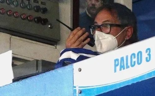 Holan usó la radio 5 minutos antes del incio del partido ante SW para pedir unos medicamentos.
