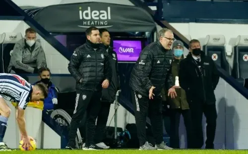 Marcelo Bielsa se juega un partidazo ante uno de los técnicos más reconocidos del mundo. (Foto: Getty)