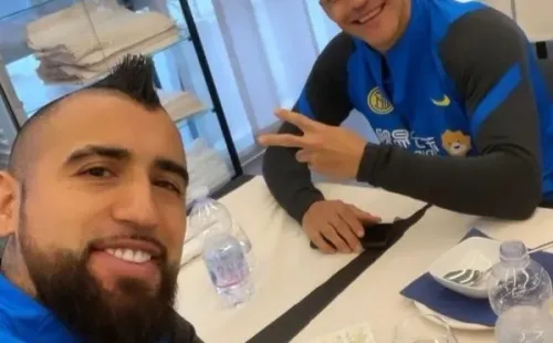 Arturo Vidal y Alexis Sánchez antes de la práctica