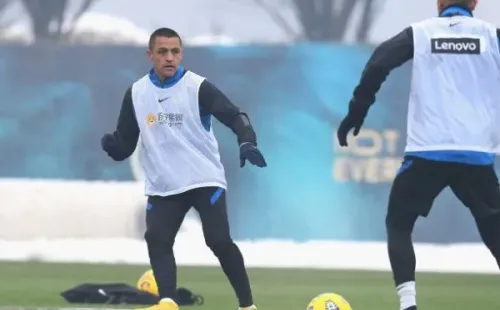 Alexis y Vidal entrenaron con normalidad y se espera que ambos sean parte de la citación de este domingo. (Foto: Getty)