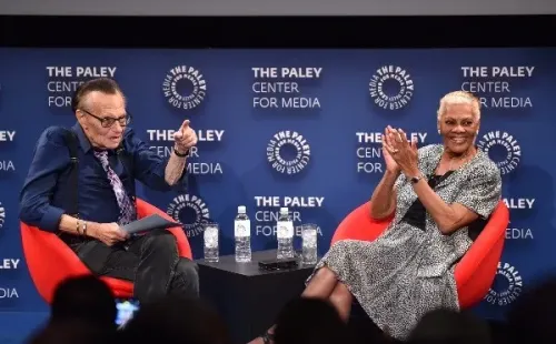 Larry King entrevistando a Dionne Warwick
