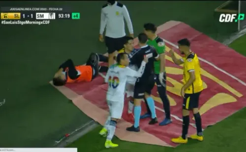 Pelotero de San Luis al suelo tras el empujón de un jugador de Santiago Morning.