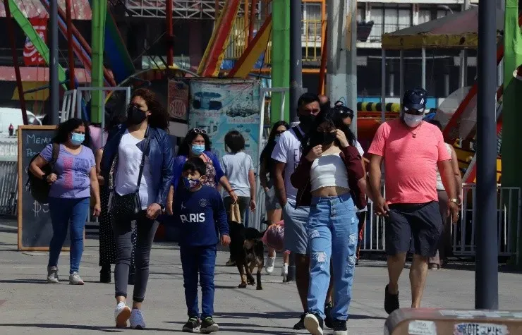 En verano es fundamental no usar la misma mascarilla más de 2 a 3 horas, y la prevencióndependerá fundamentalmente de cada persona y su tipo de piel. | Foto: Agencia Uno/Contexto.