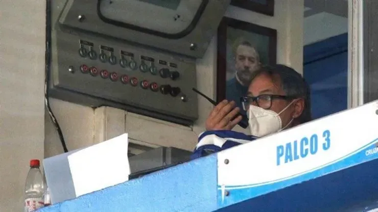 Forografía de Ariel Holan con una radio